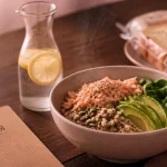 Cortisol aliment a eviter : aliments à éviter floutés, bowl sain et eau citronnée