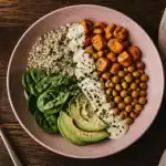 Nourriture healthy : assiette équilibrée Buddha bowl quinoa et tahini
