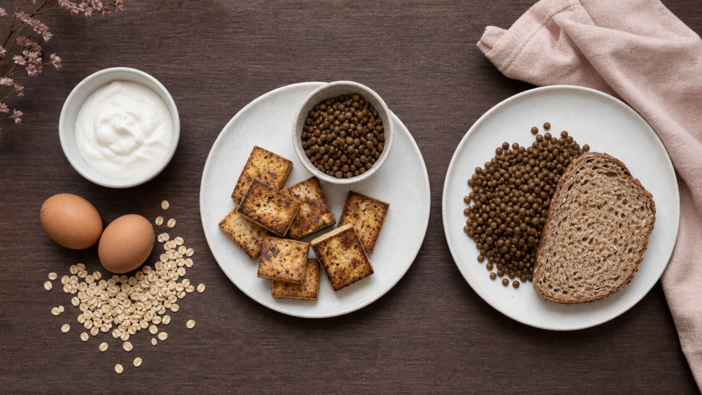 Comment manger 60 g de proteine par jour : assiette avec yaourt, œufs, tofu et lentilles