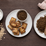 Comment manger 60 g de proteine par jour : assiette avec yaourt, œufs, tofu et lentilles