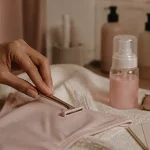 Comment se raser le maillot sans boutons : préparation, sens du poil, soins apaisants