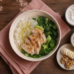 Nutrition pour la musculation : repas protéiné avec poulet, riz et légumes
