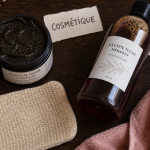 Savon noir bienfaits : pot cosmétique et flacon ménager, peau douce et maison propre