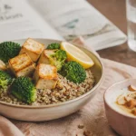 Aliments riches en proteines pour personnes agees : quinoa, tofu et yaourt grec