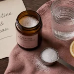 Créatine et effet sur la peau : pot, eau et citron sur table