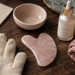Gua sha bienfaits : pierre quartz rose pour massage du visage