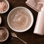 Exfoliant définition : gel exfoliant translucide, grains fins et coton pour peau nette